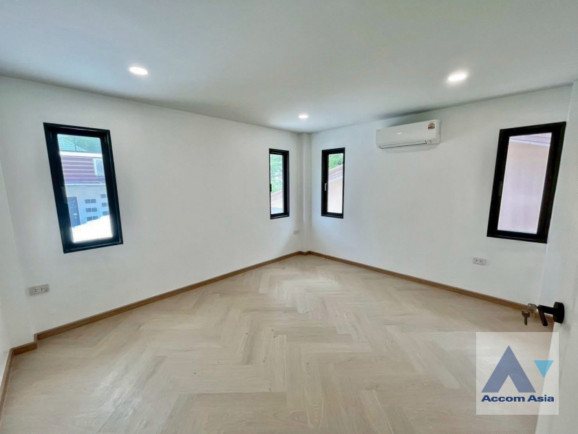 10  2 br House For Sale in Pattanakarn ,Bangkok ARL Ban Thap Chang AA45795
