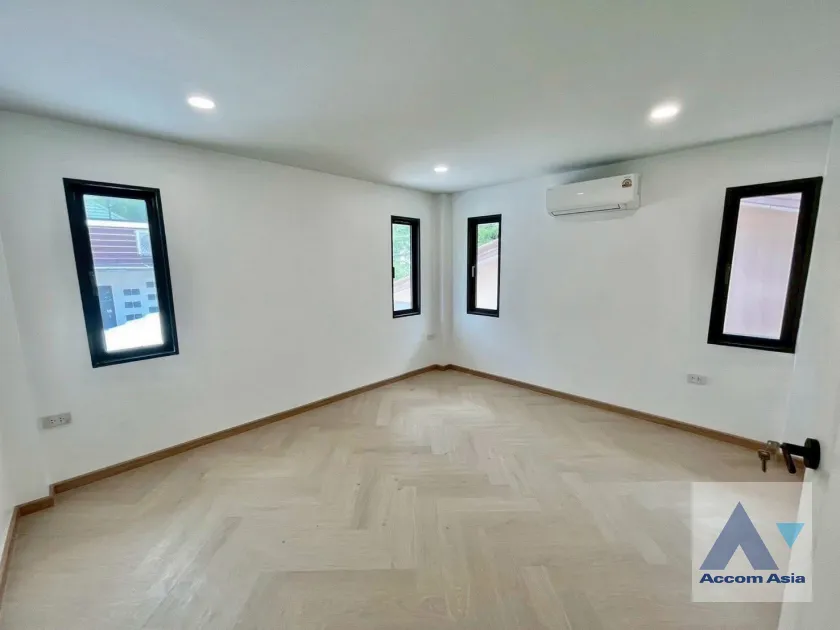 10  2 br House For Sale in Pattanakarn ,Bangkok ARL Ban Thap Chang AA45795