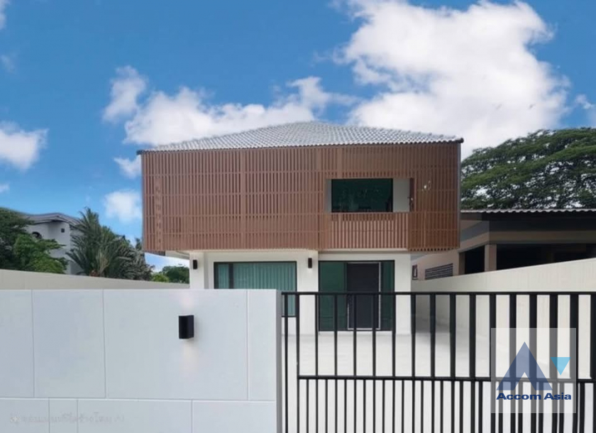  2  2 br House For Sale in Pattanakarn ,Bangkok ARL Ban Thap Chang AA45795