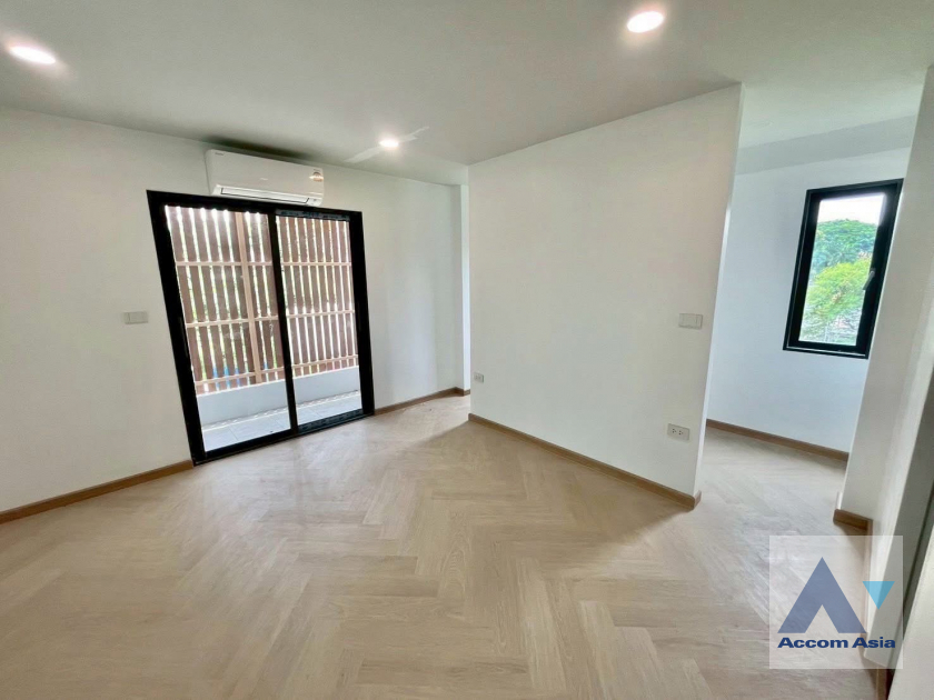 9  2 br House For Sale in Pattanakarn ,Bangkok ARL Ban Thap Chang AA45795