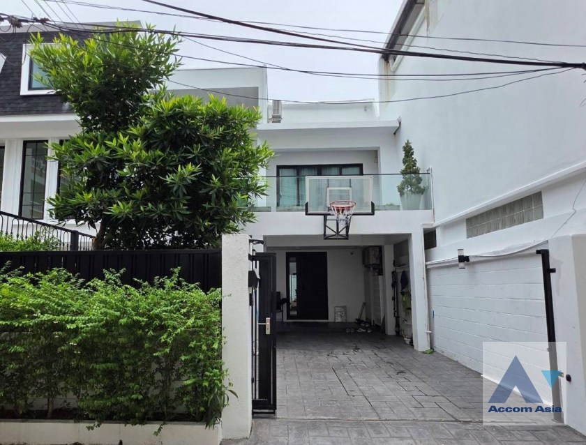  2  3 br House for rent and sale in Sukhumvit ,Bangkok BTS Phra khanong AA45804