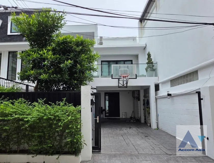 unit 3 Bedrooms  House For Rent & Sale in Sukhumvit, Bangkok  near BTS Phra khanong (AA45804)