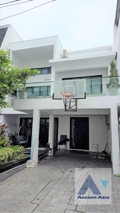  1  3 br House for rent and sale in Sukhumvit ,Bangkok BTS Phra khanong AA45804