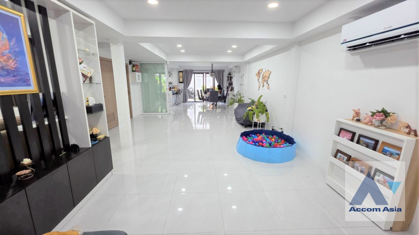  1  3 br House for rent and sale in Sukhumvit ,Bangkok BTS Phra khanong AA45804