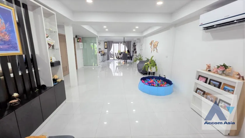 unit 3 Bedrooms  House For Rent & Sale in Sukhumvit, Bangkok  near BTS Phra khanong (AA45804)