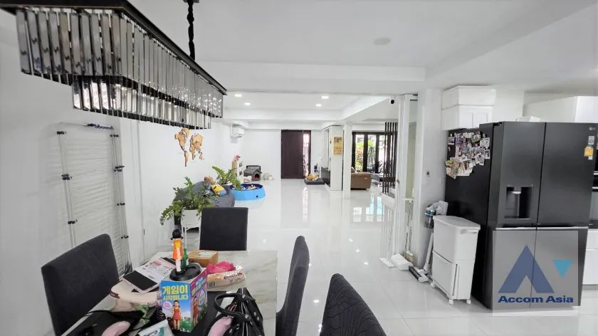 unit 3 Bedrooms  House For Rent & Sale in Sukhumvit, Bangkok  near BTS Phra khanong (AA45804)