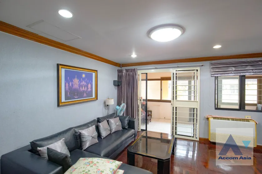 unit 5 Bedrooms  House For Rent in Pattanakarn, Bangkok  (AA45811)