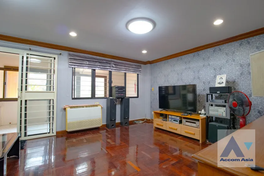 unit 5 Bedrooms  House For Rent in Pattanakarn, Bangkok  (AA45811)