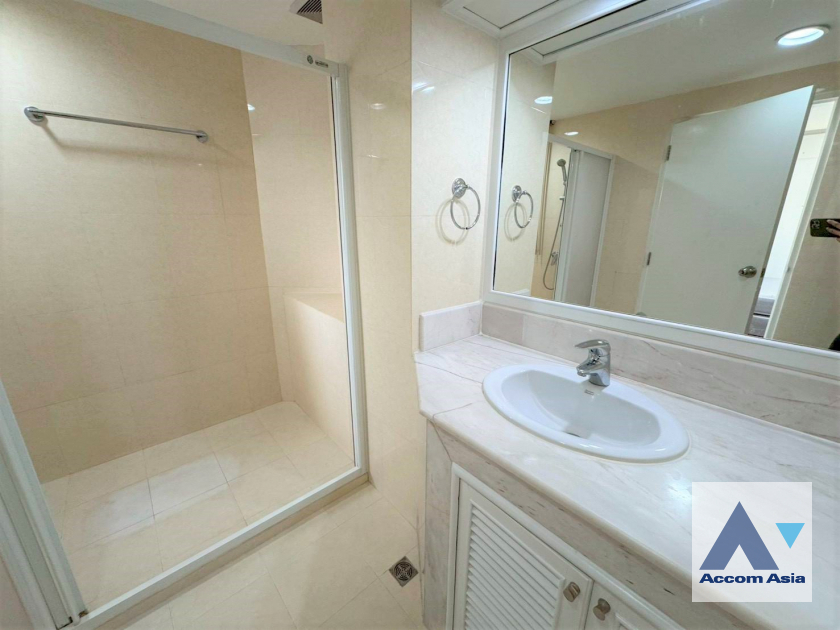 9  2 br Apartment For Rent in Ploenchit ,Bangkok BTS Ratchadamri at High rise and Peaceful AA45812