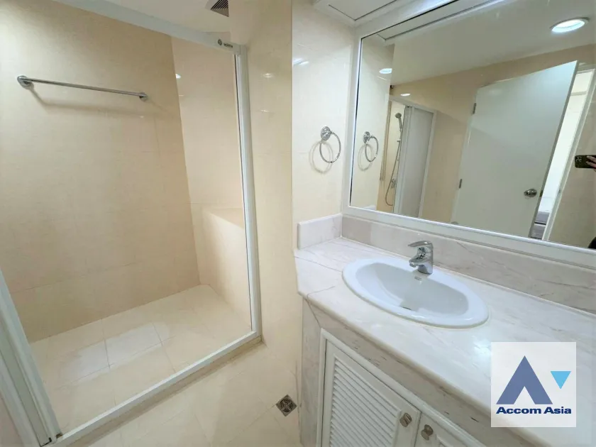 9  2 br Apartment For Rent in Ploenchit ,Bangkok BTS Ratchadamri at High rise and Peaceful AA45812