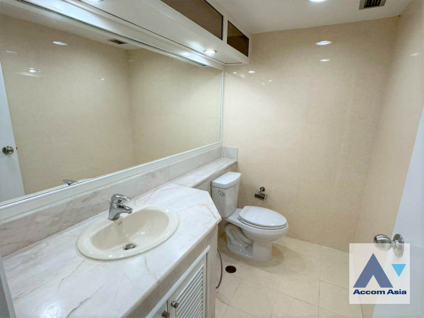 8  2 br Apartment For Rent in Ploenchit ,Bangkok BTS Ratchadamri at High rise and Peaceful AA45812