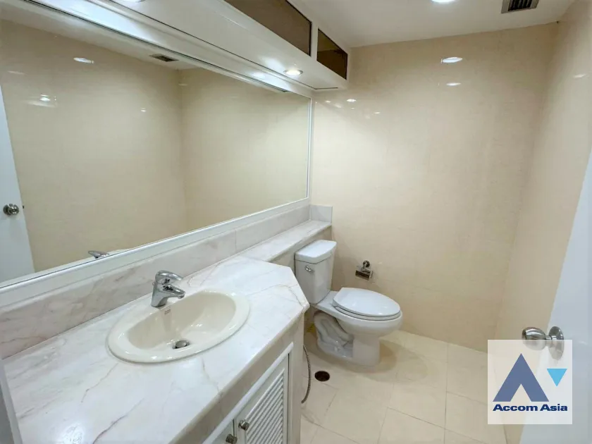 8  2 br Apartment For Rent in Ploenchit ,Bangkok BTS Ratchadamri at High rise and Peaceful AA45812