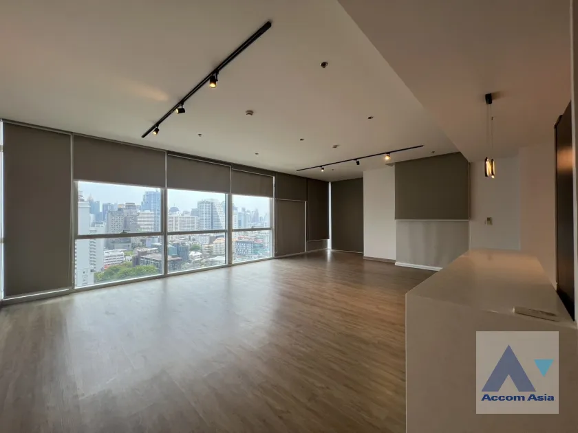 unit 4 Bedrooms  Condominium For Rent in Ploenchit, Bangkok  near BTS Ploenchit (AA45830)