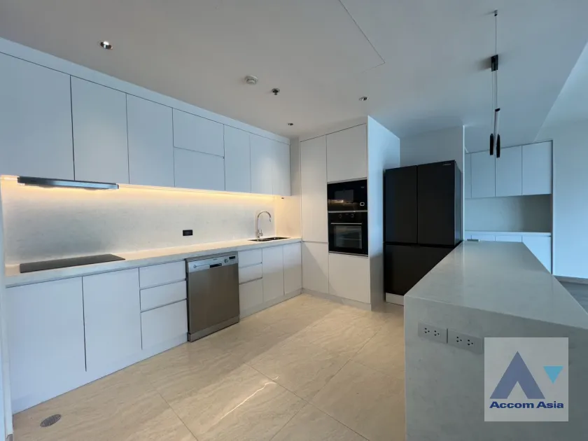 unit 4 Bedrooms  Condominium For Rent in Ploenchit, Bangkok  near BTS Ploenchit (AA45830)