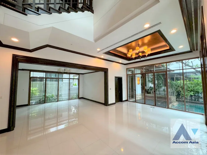 unit 4 Bedrooms  House For Rent in Sathorn, Bangkok  near BTS Saint Louis - BRT Thanon Chan (AA45837)