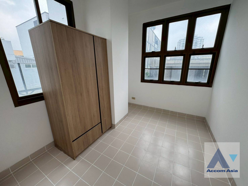 17  2 br Apartment For Rent in Sathorn ,Bangkok BRT Thanon Chan at Spacious Residence Situated on Chan Road AA45840