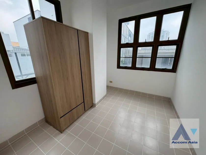 17  2 br Apartment For Rent in Sathorn ,Bangkok BRT Thanon Chan at Spacious Residence Situated on Chan Road AA45840
