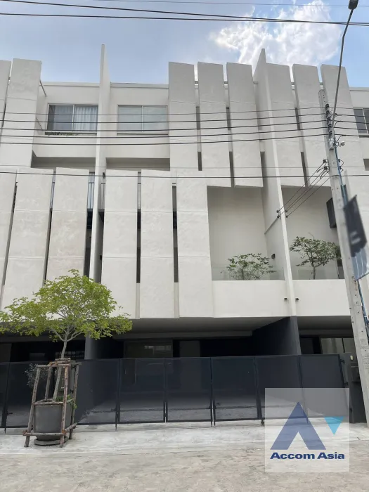 unit 3 Bedrooms  House For Rent in Krungthep Kreetha, Bangkok  (AA45846)