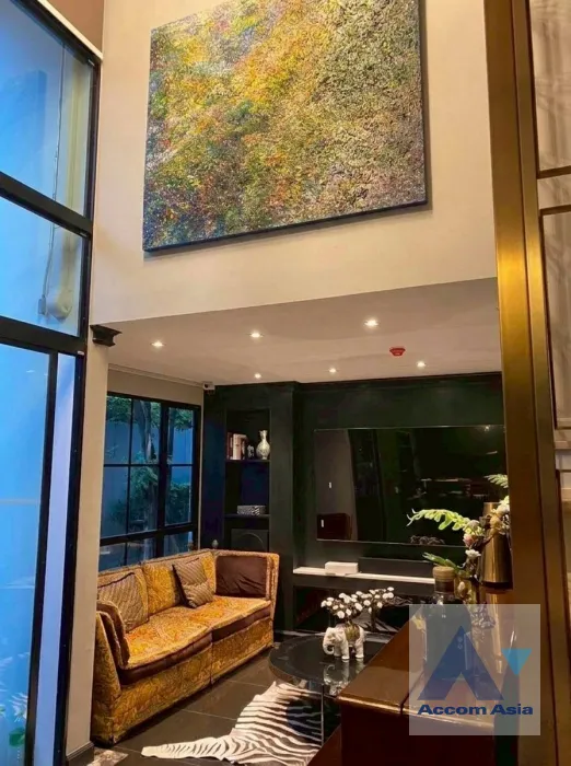 unitLuxury, Double High Ceiling, Duplex Condo |  3 Bedrooms  Condominium For Rent & Sale in Ploenchit, Bangkok  near BTS Chitlom (AA45852)