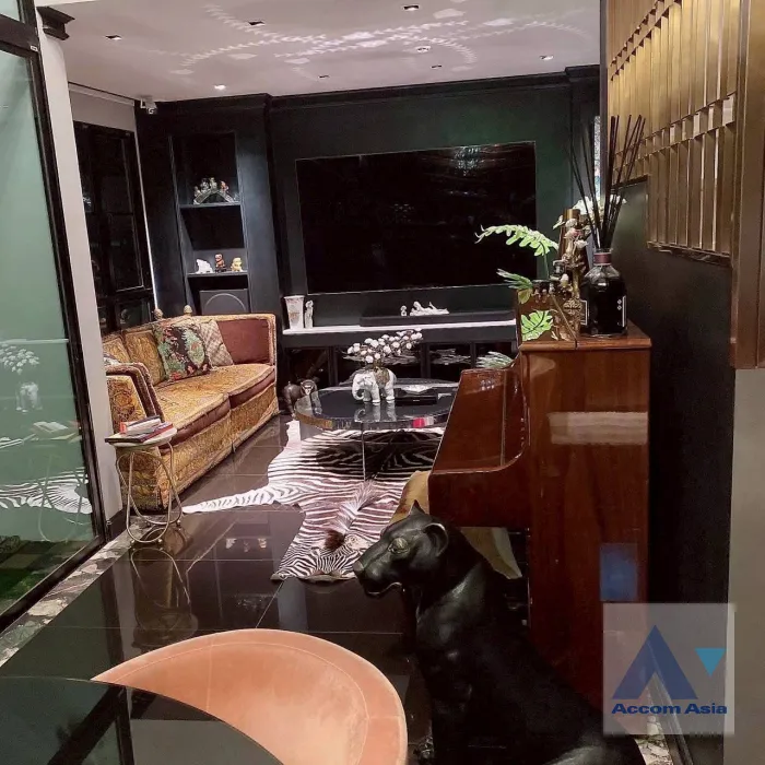 unitLuxury, Double High Ceiling, Duplex Condo |  3 Bedrooms  Condominium For Rent & Sale in Ploenchit, Bangkok  near BTS Chitlom (AA45852)
