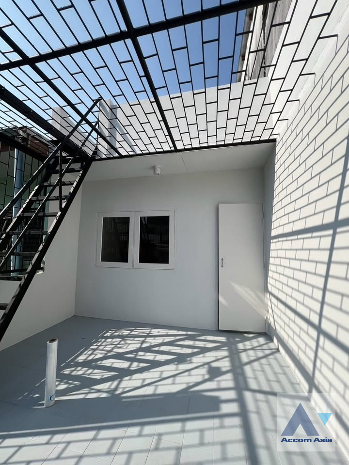 4  4 br Townhouse for rent and sale in Charoen Nakhon ,Bangkok BTS Krung Thon Buri AA45864