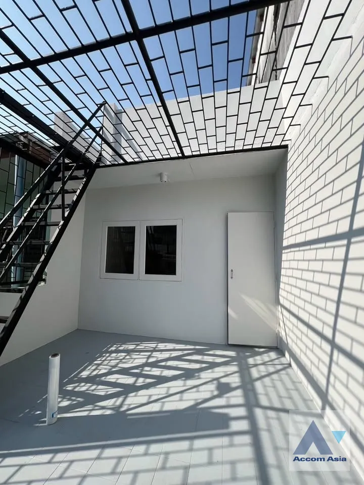 4  4 br Townhouse for rent and sale in Charoen Nakhon ,Bangkok BTS Krung Thon Buri AA45864