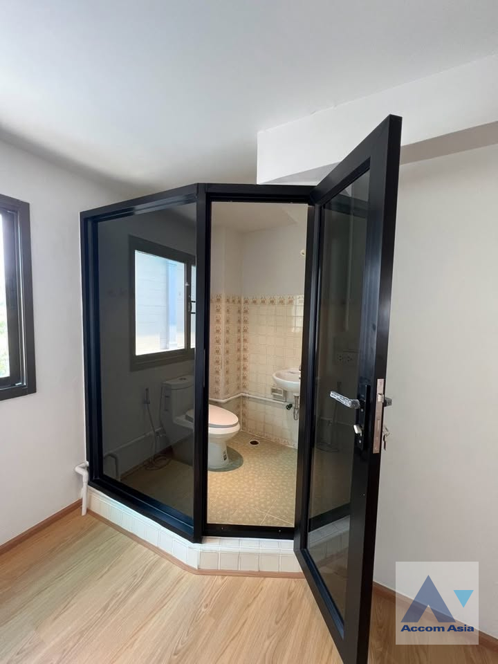 5  4 br Townhouse for rent and sale in Charoen Nakhon ,Bangkok BTS Krung Thon Buri AA45864