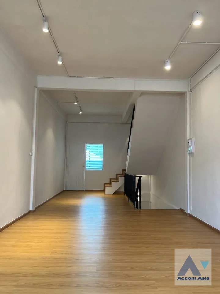 unitNewly renovated, Home Office |  4 Bedrooms  Townhouse For Rent & Sale in Charoen Nakhon, Bangkok  near BTS Krung Thon Buri (AA45864)