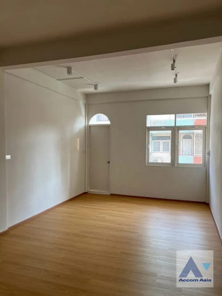  1  4 br Townhouse for rent and sale in Charoen Nakhon ,Bangkok BTS Krung Thon Buri AA45864