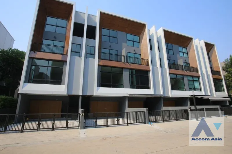 unitHome Office, Newly renovated, Fully Furnished, Pet friendly |  3 Bedrooms  Townhouse For Rent & Sale in Pattanakarn, Bangkok  near ARL Ramkhamhaeng (AA45868)