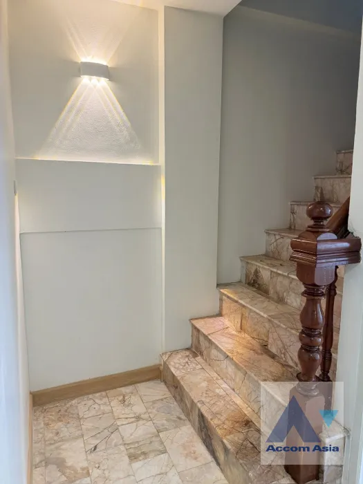 18  4 br Townhouse For Rent in Sathorn ,Bangkok BTS Saint Louis AA45870