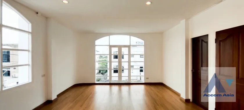 8  4 br Townhouse for rent and sale in Ratchadaphisek ,Bangkok MRT Rama 9 AA45871
