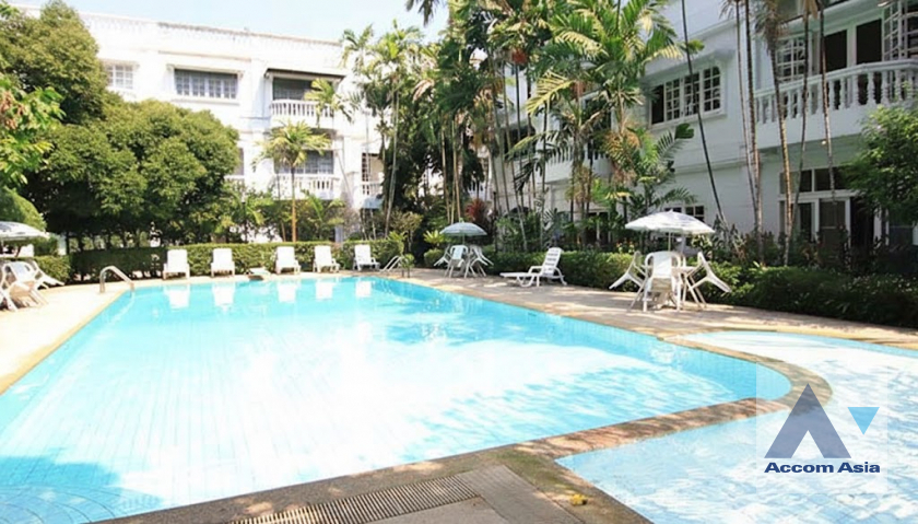  2  3 br Townhouse For Rent in Sukhumvit ,Bangkok  at House in garden compound with pool AA45890