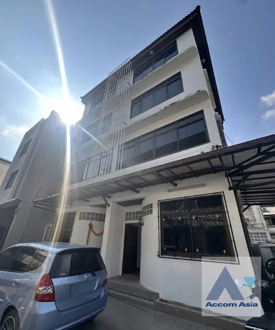 unit 5 Bedrooms  Townhouse For Rent in Silom, Bangkok  near MRT Sam Yan - BTS Sala Daeng (AA45939)