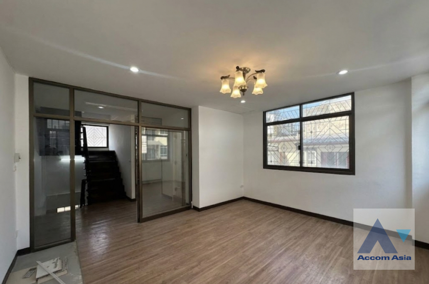 10  5 br Townhouse For Rent in Silom ,Bangkok MRT Sam Yan - BTS Sala Daeng AA45939