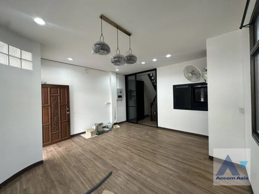 unit 5 Bedrooms  Townhouse For Rent in Silom, Bangkok  near MRT Sam Yan - BTS Sala Daeng (AA45939)