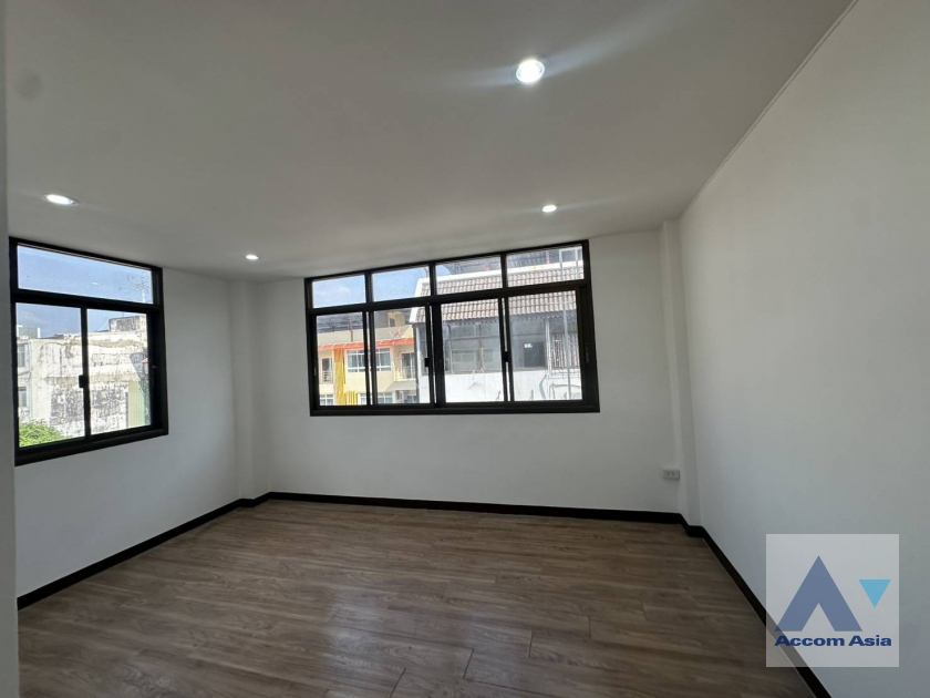 13  5 br Townhouse For Rent in Silom ,Bangkok MRT Sam Yan - BTS Sala Daeng AA45939