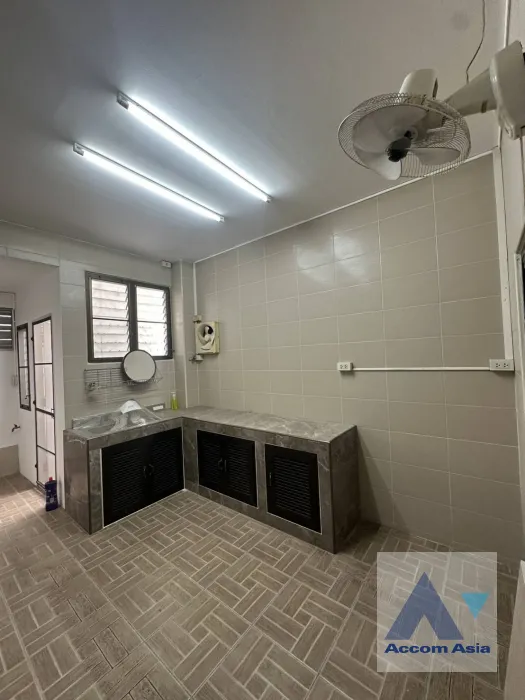 unit 5 Bedrooms  Townhouse For Rent in Silom, Bangkok  near MRT Sam Yan - BTS Sala Daeng (AA45939)