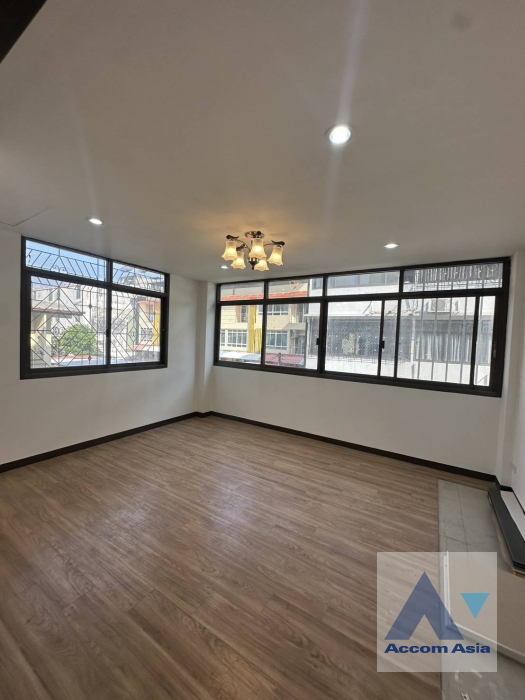 11  5 br Townhouse For Rent in Silom ,Bangkok MRT Sam Yan - BTS Sala Daeng AA45939