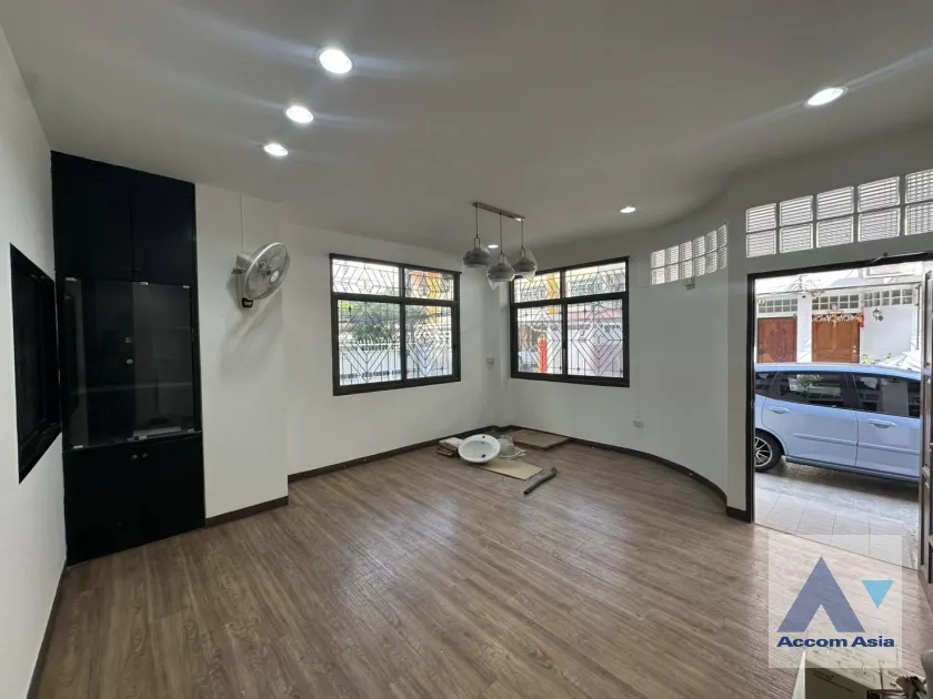 unit 5 Bedrooms  Townhouse For Rent in Silom, Bangkok  near MRT Sam Yan - BTS Sala Daeng (AA45939)