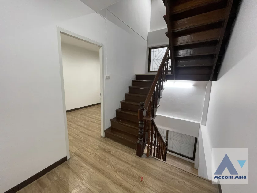 14  4 br Townhouse For Rent in Silom ,Bangkok MRT Sam Yan - BTS Sala Daeng AA45940