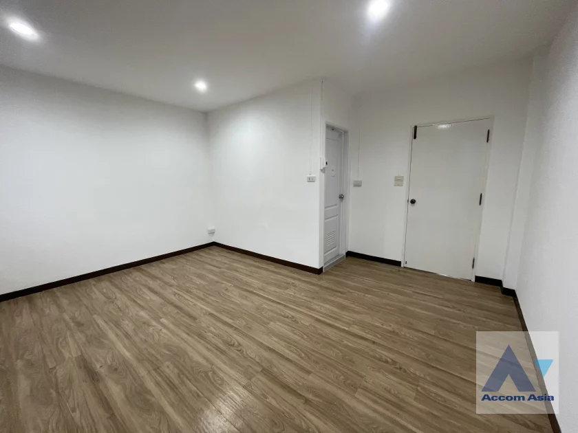unit 4 Bedrooms  Townhouse For Rent in Silom, Bangkok  near MRT Sam Yan - BTS Sala Daeng (AA45940)