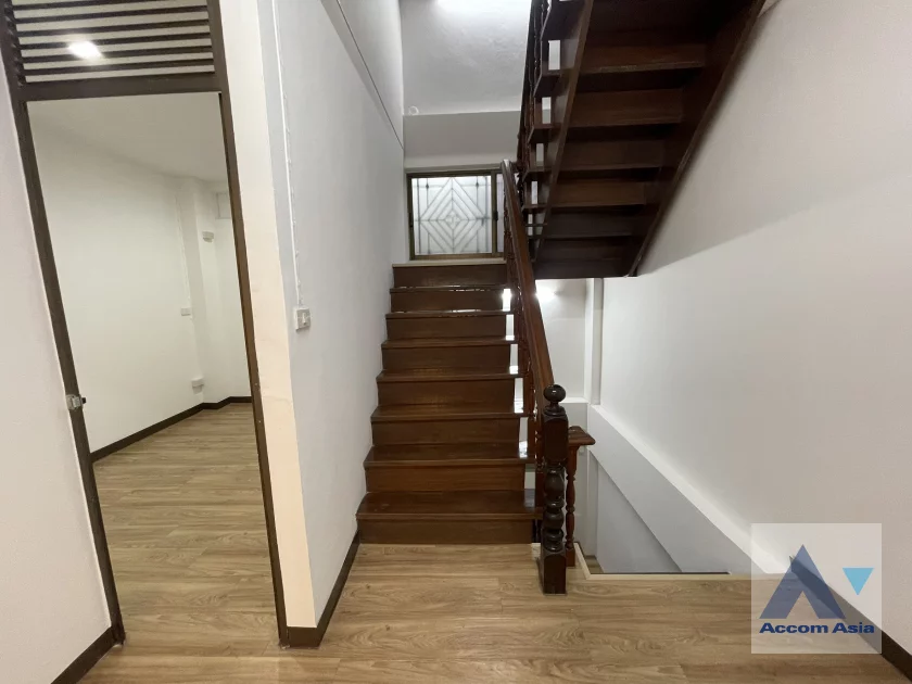 15  4 br Townhouse For Rent in Silom ,Bangkok MRT Sam Yan - BTS Sala Daeng AA45940