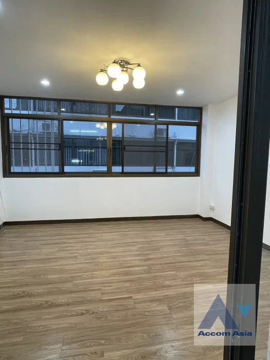 6  4 br Townhouse For Rent in Silom ,Bangkok MRT Sam Yan - BTS Sala Daeng AA45940