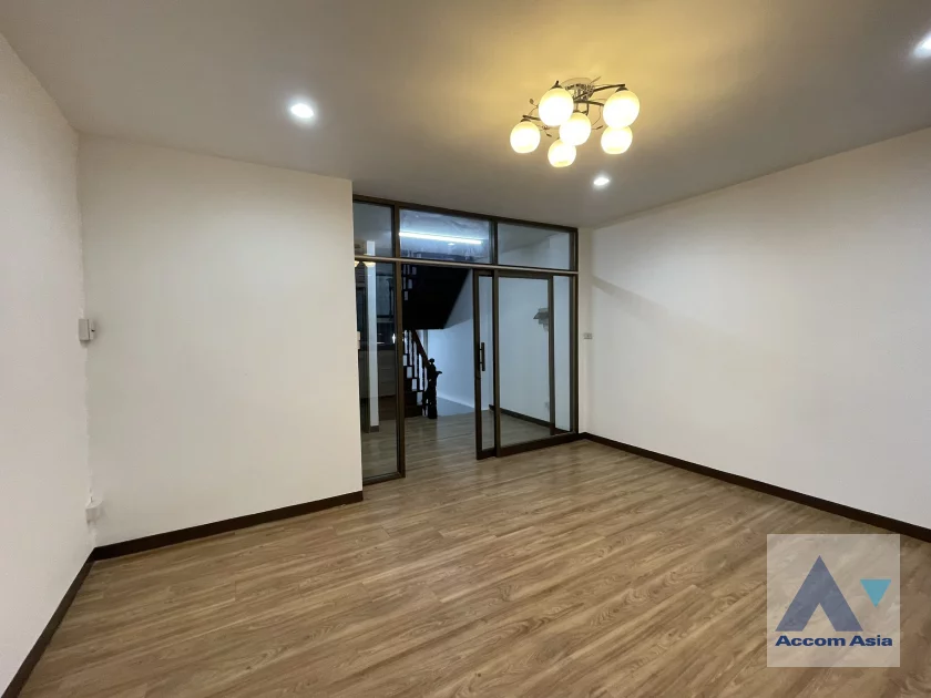 unit 4 Bedrooms  Townhouse For Rent in Silom, Bangkok  near MRT Sam Yan - BTS Sala Daeng (AA45940)