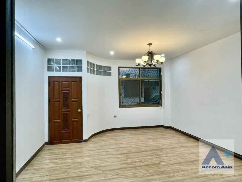 9  4 br Townhouse For Rent in Silom ,Bangkok MRT Sam Yan - BTS Sala Daeng AA45940