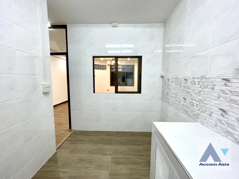 22  4 br Townhouse For Rent in Silom ,Bangkok MRT Sam Yan - BTS Sala Daeng AA45940