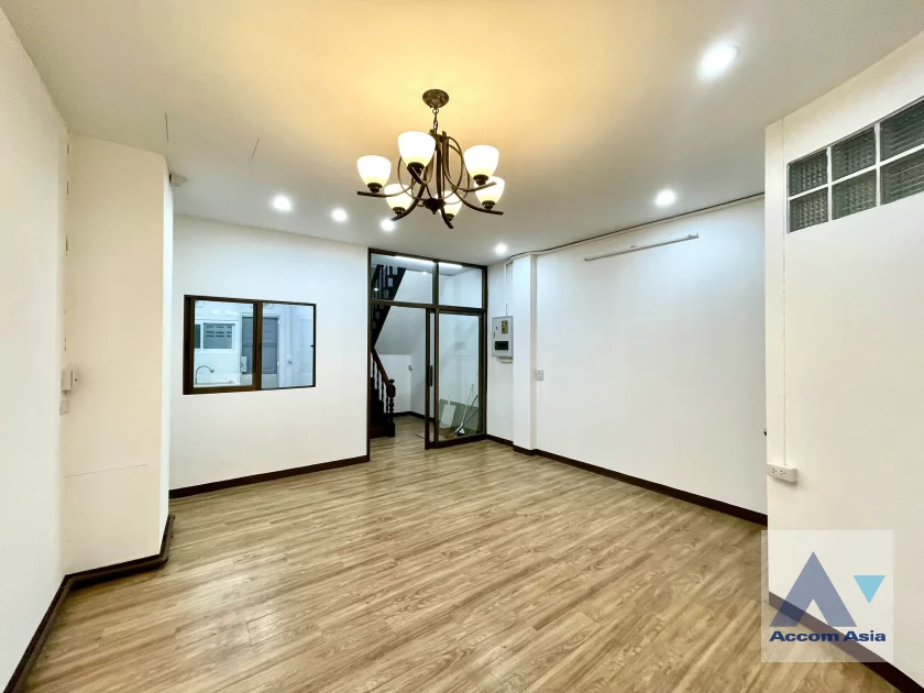 1  4 br Townhouse For Rent in Silom ,Bangkok MRT Sam Yan - BTS Sala Daeng AA45940