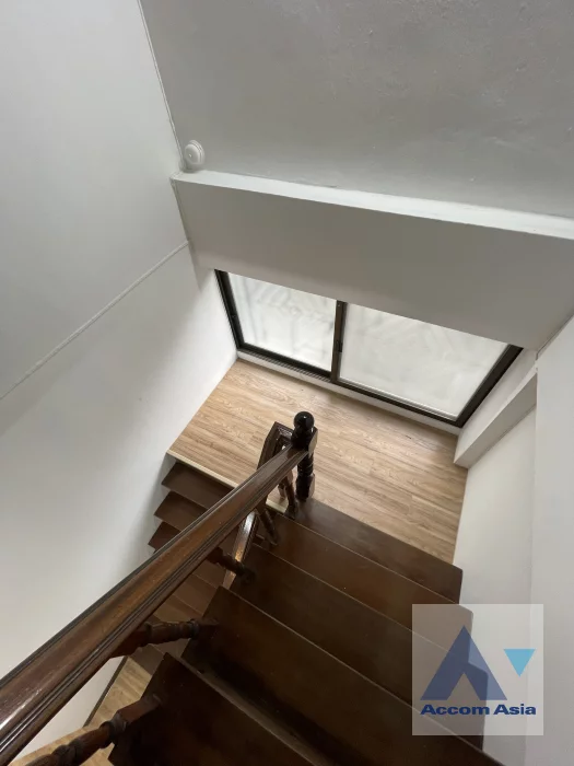 17  4 br Townhouse For Rent in Silom ,Bangkok MRT Sam Yan - BTS Sala Daeng AA45940
