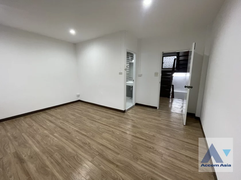 13  4 br Townhouse For Rent in Silom ,Bangkok MRT Sam Yan - BTS Sala Daeng AA45940